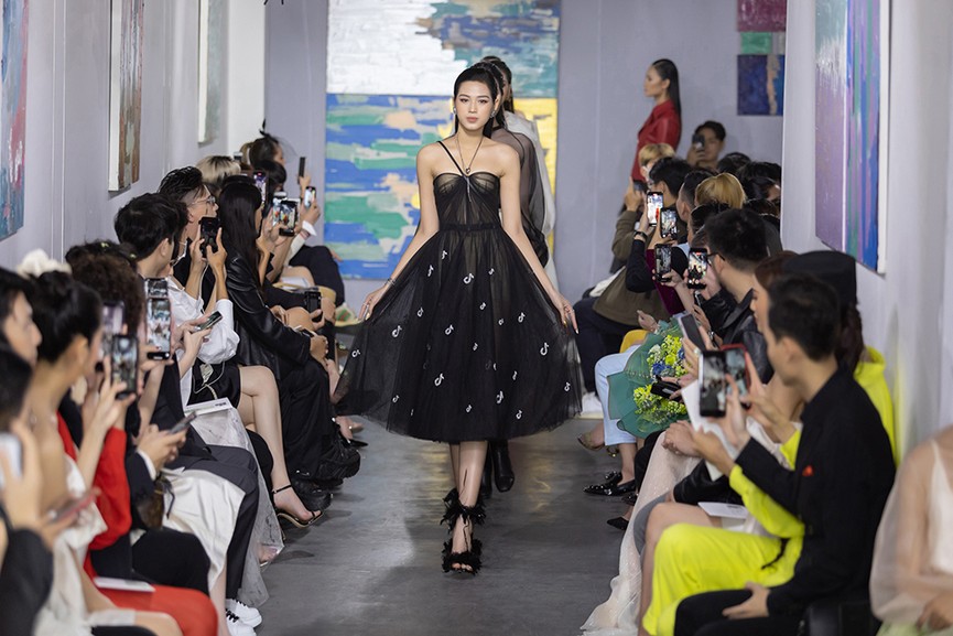 Hoa hậu Đỗ Thị Hà và hai Á hậu đọ thần thái kiêu sa 'một chín một mười' trên sàn catwalk - ảnh 4