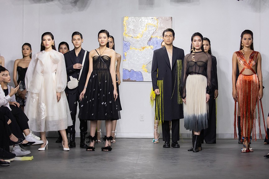 Hoa hậu Đỗ Thị Hà và hai Á hậu đọ thần thái kiêu sa 'một chín một mười' trên sàn catwalk - ảnh 5