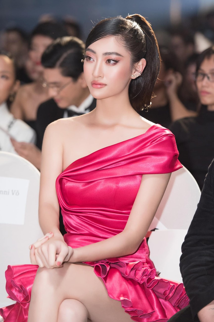 Tiểu Vy, Lương Thuỳ Linh diện váy cắt xẻ táo bạo khoe đường cong đẹp mắt - ảnh 3