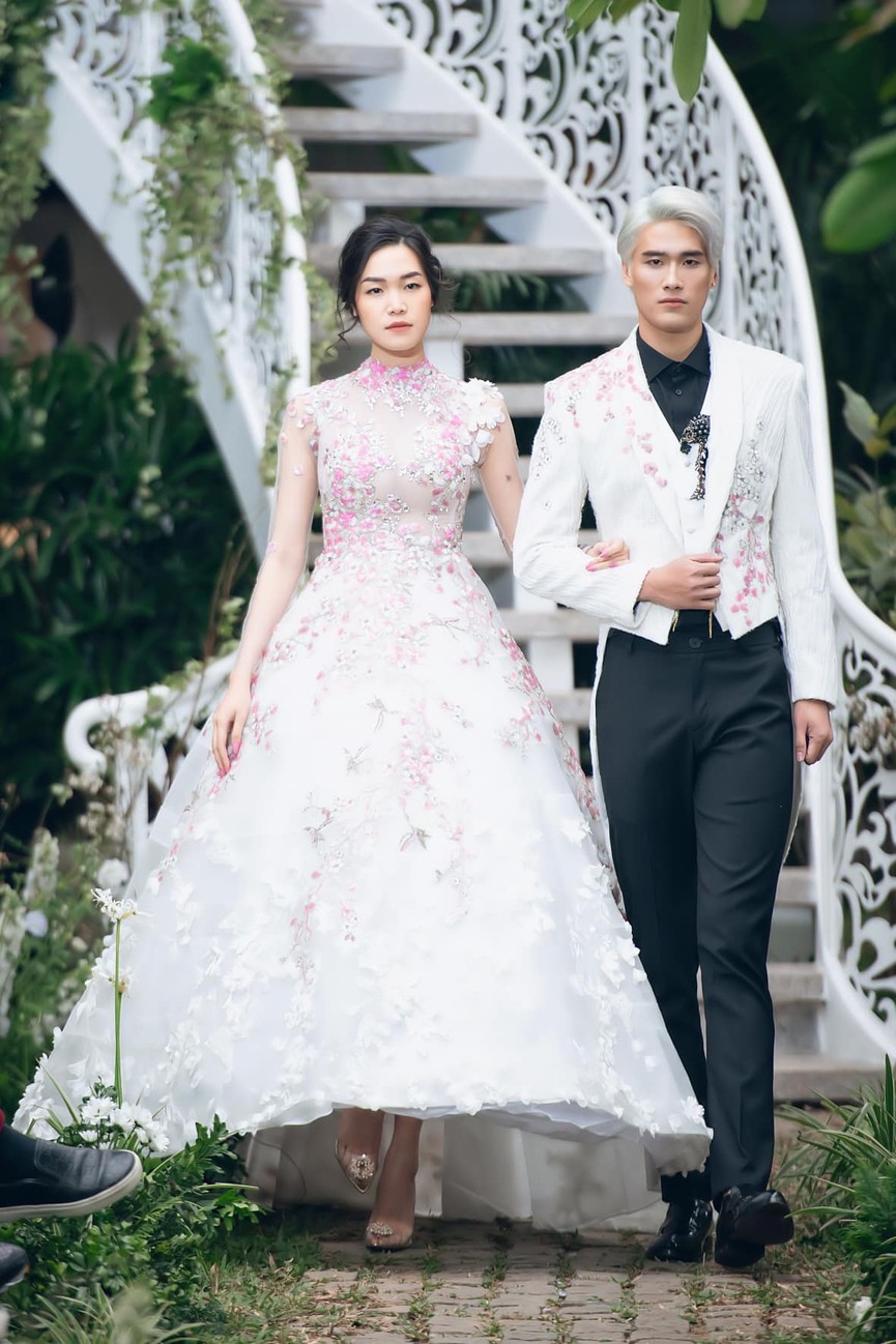 Tiểu Vy, Lương Thuỳ Linh diện váy cắt xẻ táo bạo khoe đường cong đẹp mắt - ảnh 9