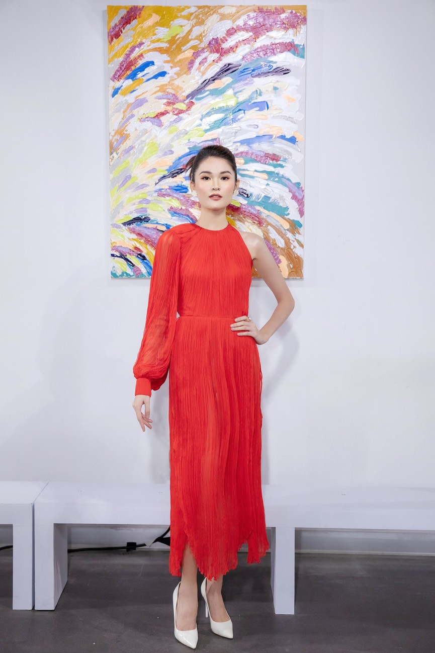 Tiểu Vy, Lương Thuỳ Linh diện váy cắt xẻ táo bạo khoe đường cong đẹp mắt - ảnh 7