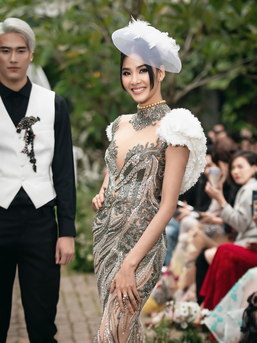 Tiểu Vy, Lương Thuỳ Linh diện váy cắt xẻ táo bạo khoe đường cong đẹp mắt - ảnh 10