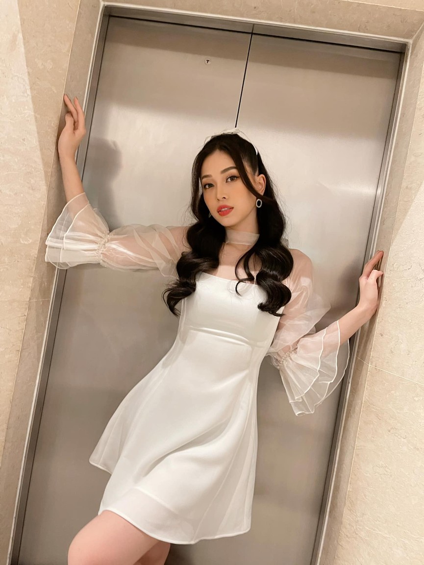 Hoa hậu Tiểu Vy diện bikini khoe đường cong nóng bỏng khiến fans 'phát sốt' - ảnh 7