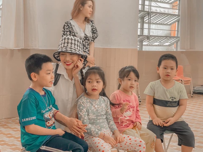 H'Hen Niê nữ tính với áo dài trắng, Mâu Thuỷ mặc kín mít vẫn khoe được eo thon nóng bỏng - ảnh 9