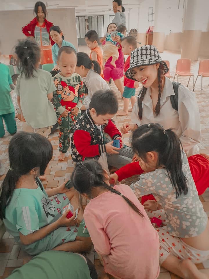 H'Hen Niê nữ tính với áo dài trắng, Mâu Thuỷ mặc kín mít vẫn khoe được eo thon nóng bỏng - ảnh 10
