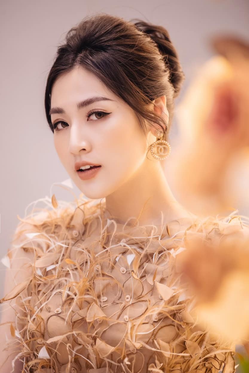 H'Hen Niê nữ tính với áo dài trắng, Mâu Thuỷ mặc kín mít vẫn khoe được eo thon nóng bỏng - ảnh 7