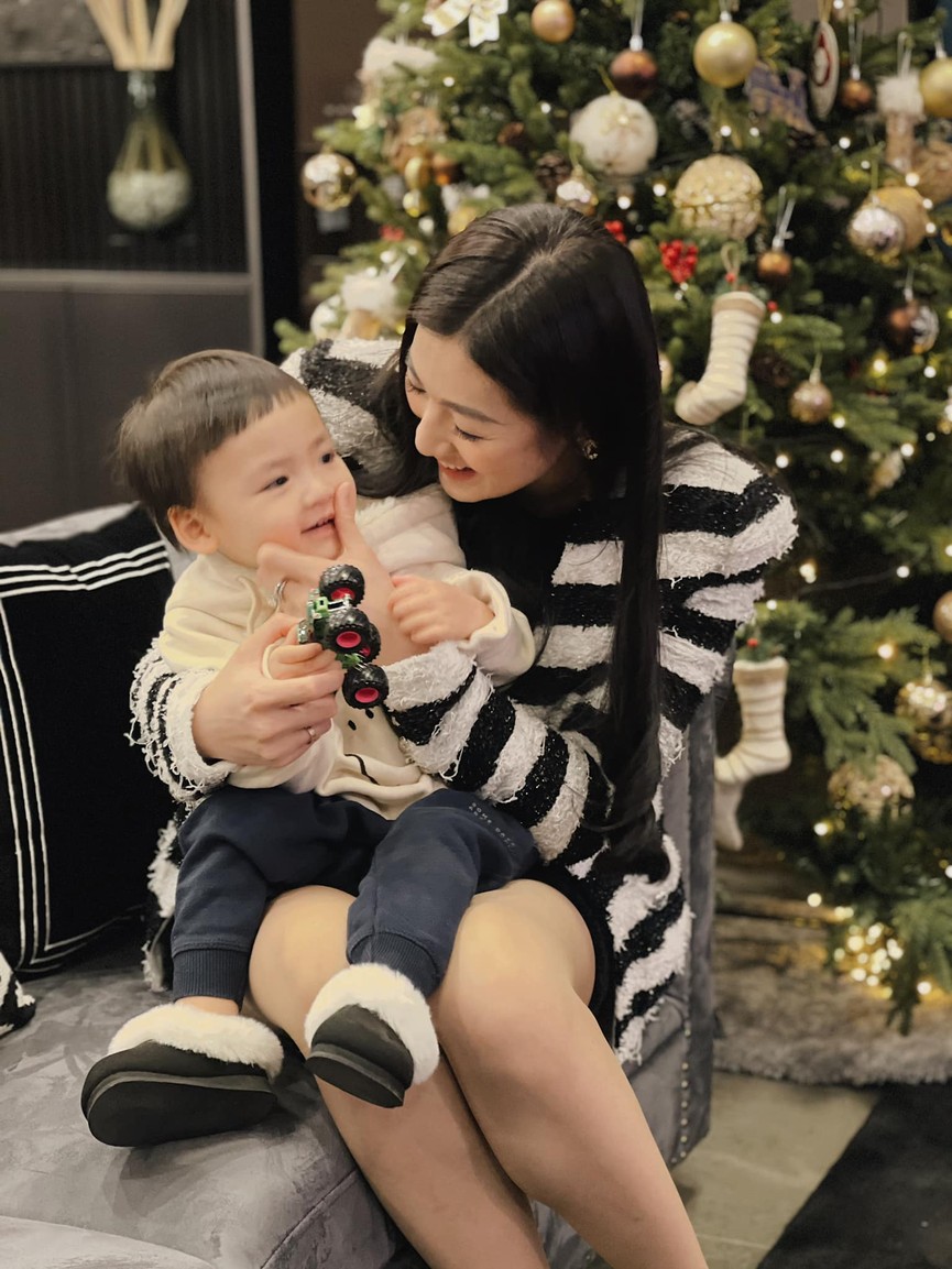 Tiểu Vy, Hà Kiều Anh và dàn hậu diện váy đỏ rực khoe dáng nóng bỏng đêm Giáng Sinh - ảnh 17