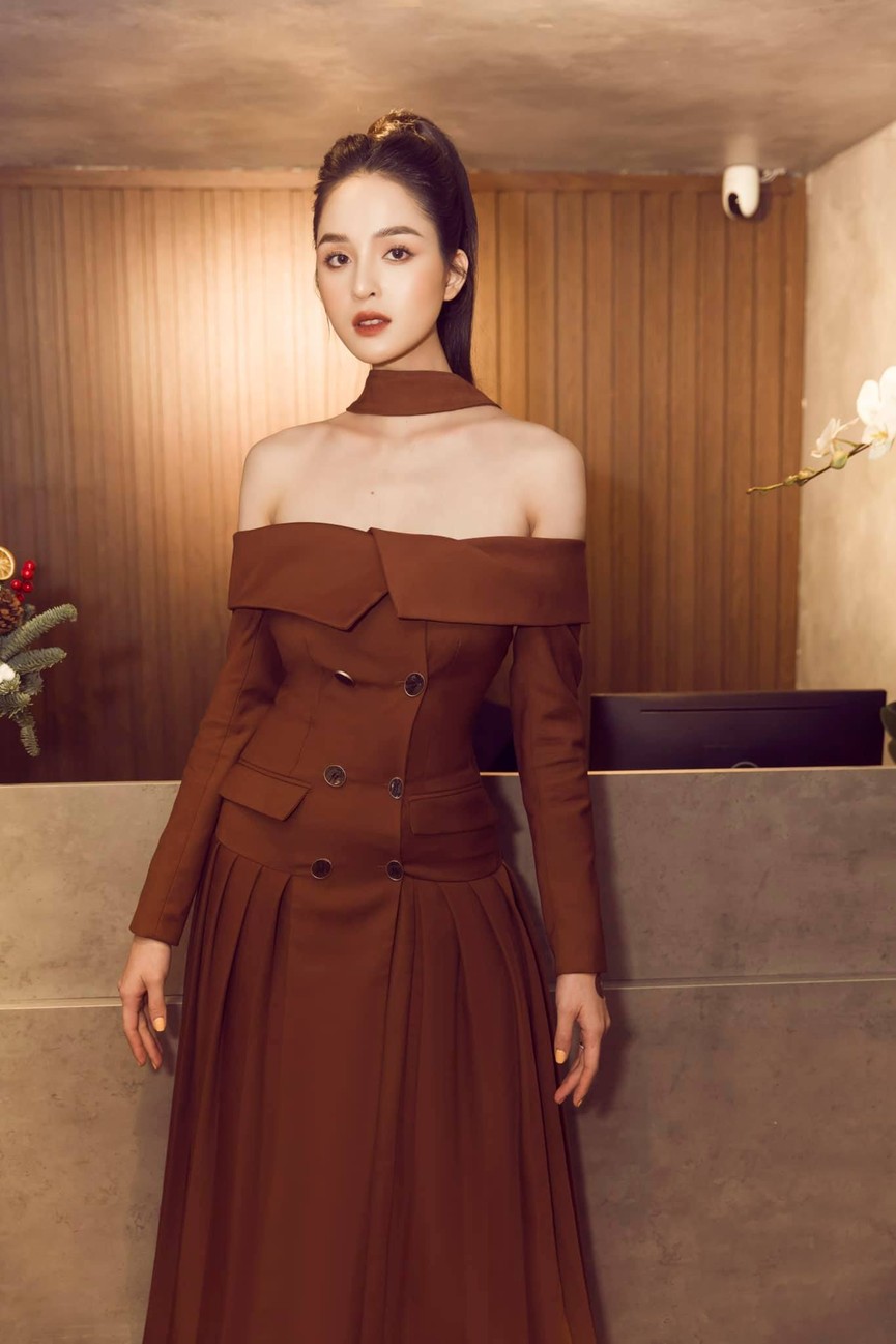 Minh Tú khoe vòng ba 'ngoại cỡ' khiến fans 'choáng váng', Kiều Loan diện váy cúp ngực sexy - ảnh 4
