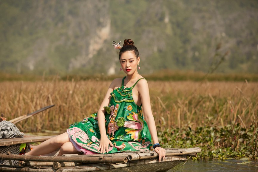 Minh Tú khoe vòng ba 'ngoại cỡ' khiến fans 'choáng váng', Kiều Loan diện váy cúp ngực sexy - ảnh 6