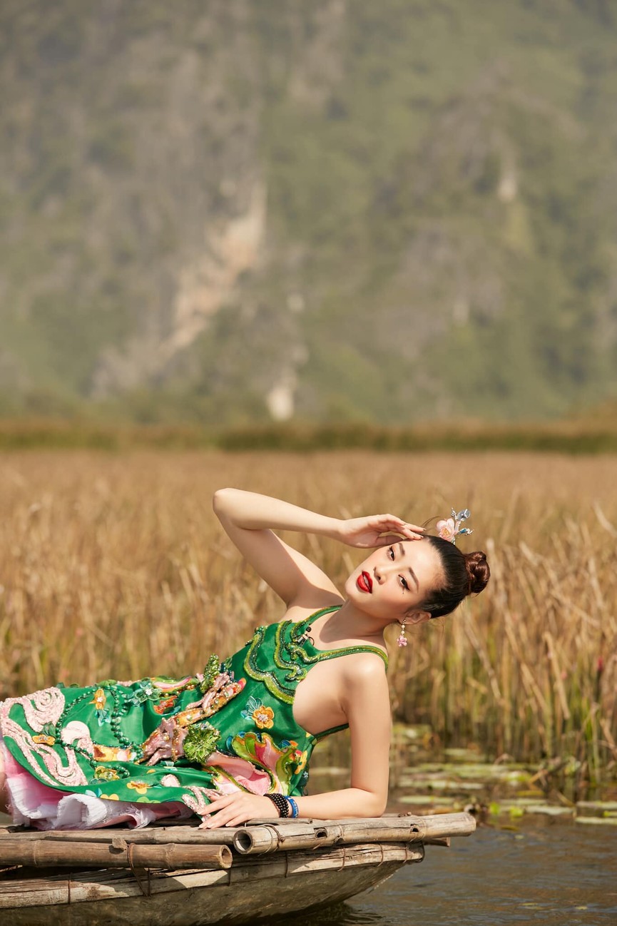 Minh Tú khoe vòng ba 'ngoại cỡ' khiến fans 'choáng váng', Kiều Loan diện váy cúp ngực sexy - ảnh 5