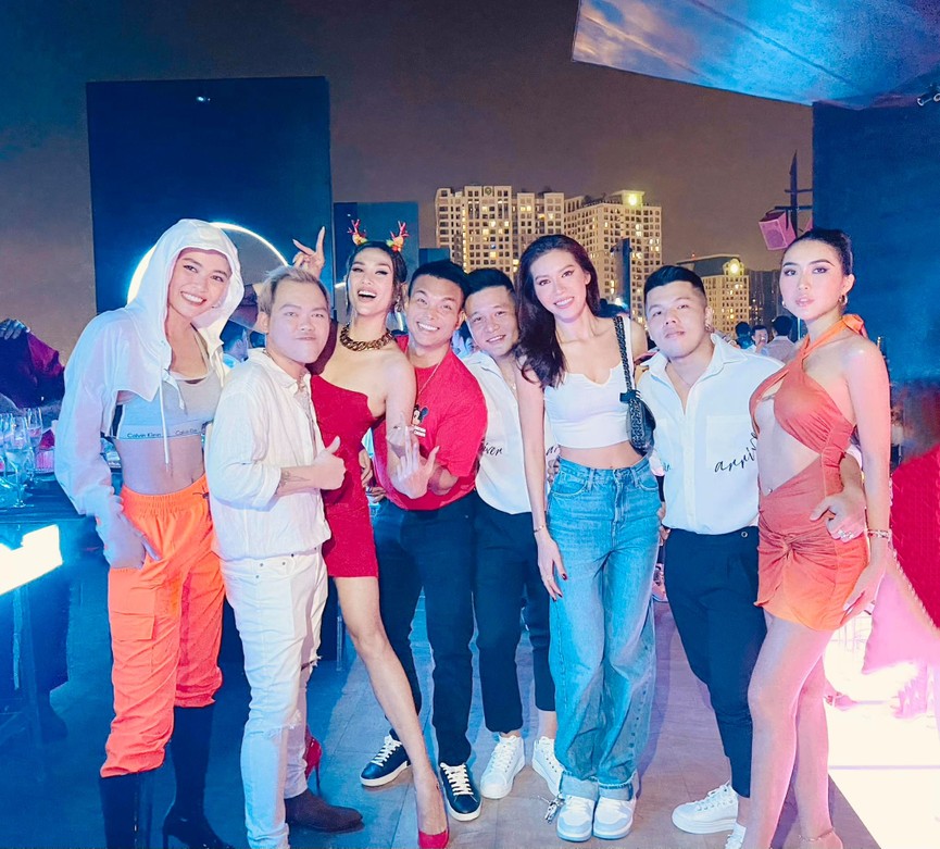 Minh Tú khoe vòng ba 'ngoại cỡ' khiến fans 'choáng váng', Kiều Loan diện váy cúp ngực sexy - ảnh 17