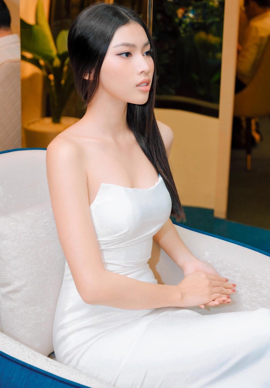 Minh Tú khoe vòng ba 'ngoại cỡ' khiến fans 'choáng váng', Kiều Loan diện váy cúp ngực sexy - ảnh 7