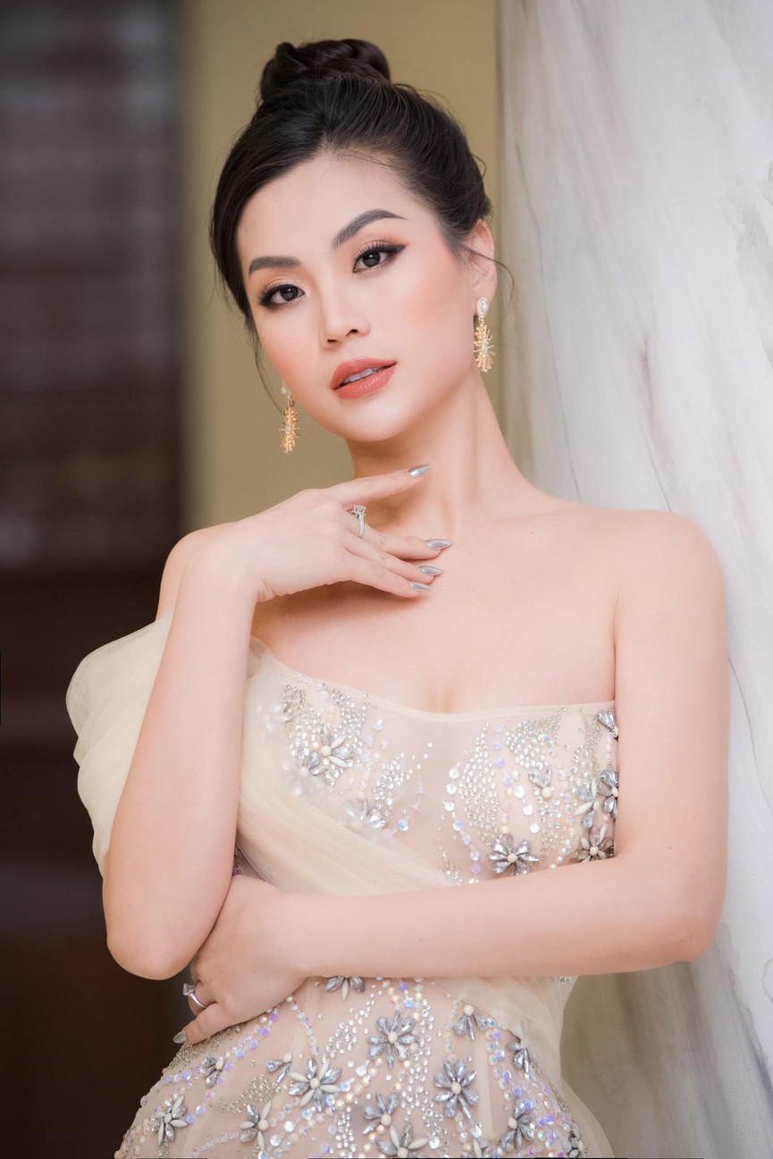 Minh Tú, Hoàng Thuỳ diện bodysuit nóng 'bỏng mắt' chào đón năm mới 2021 - ảnh 5