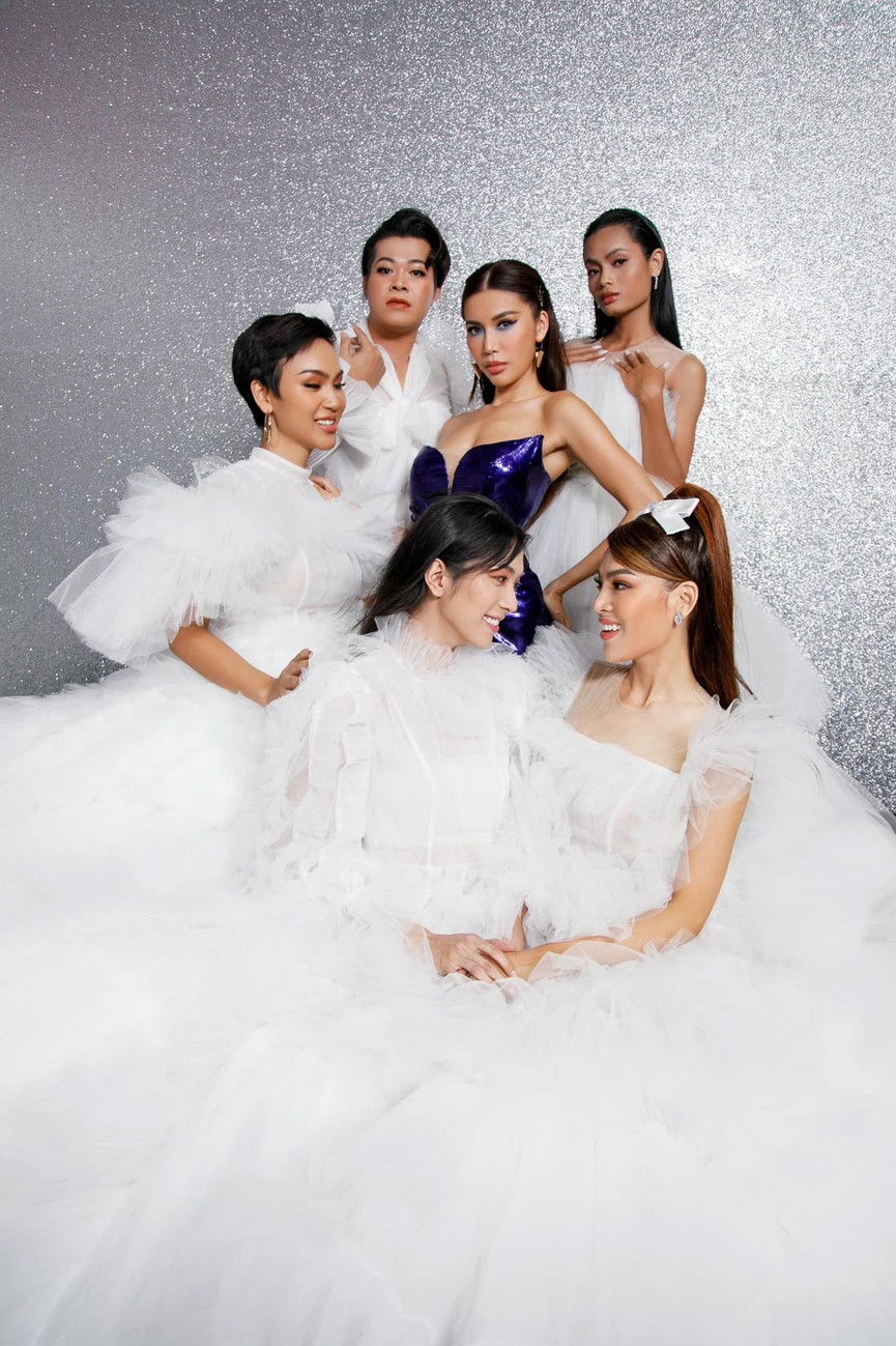 Huyền My, Diễm Hương khoe dáng 'bỏng mắt' với áo tắm ngày đầu năm mới 2021 - ảnh 11