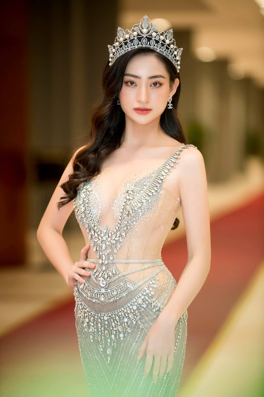 Đỗ Mỹ Linh, Lương Thuỳ Linh đọ sắc với váy áo nóng bỏng - ảnh 3