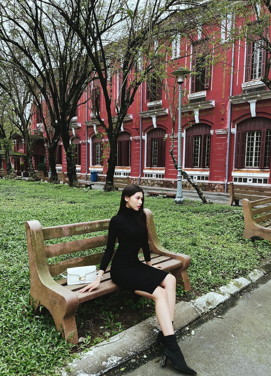 Đỗ Mỹ Linh, Lương Thuỳ Linh đọ sắc với váy áo nóng bỏng - ảnh 5