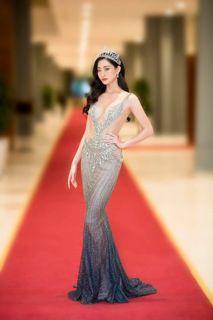 Đỗ Mỹ Linh, Lương Thuỳ Linh đọ sắc với váy áo nóng bỏng - ảnh 4
