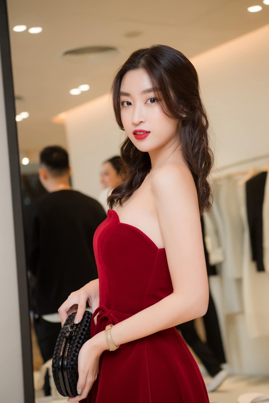 Đỗ Mỹ Linh, Lương Thuỳ Linh đọ sắc với váy áo nóng bỏng - ảnh 2