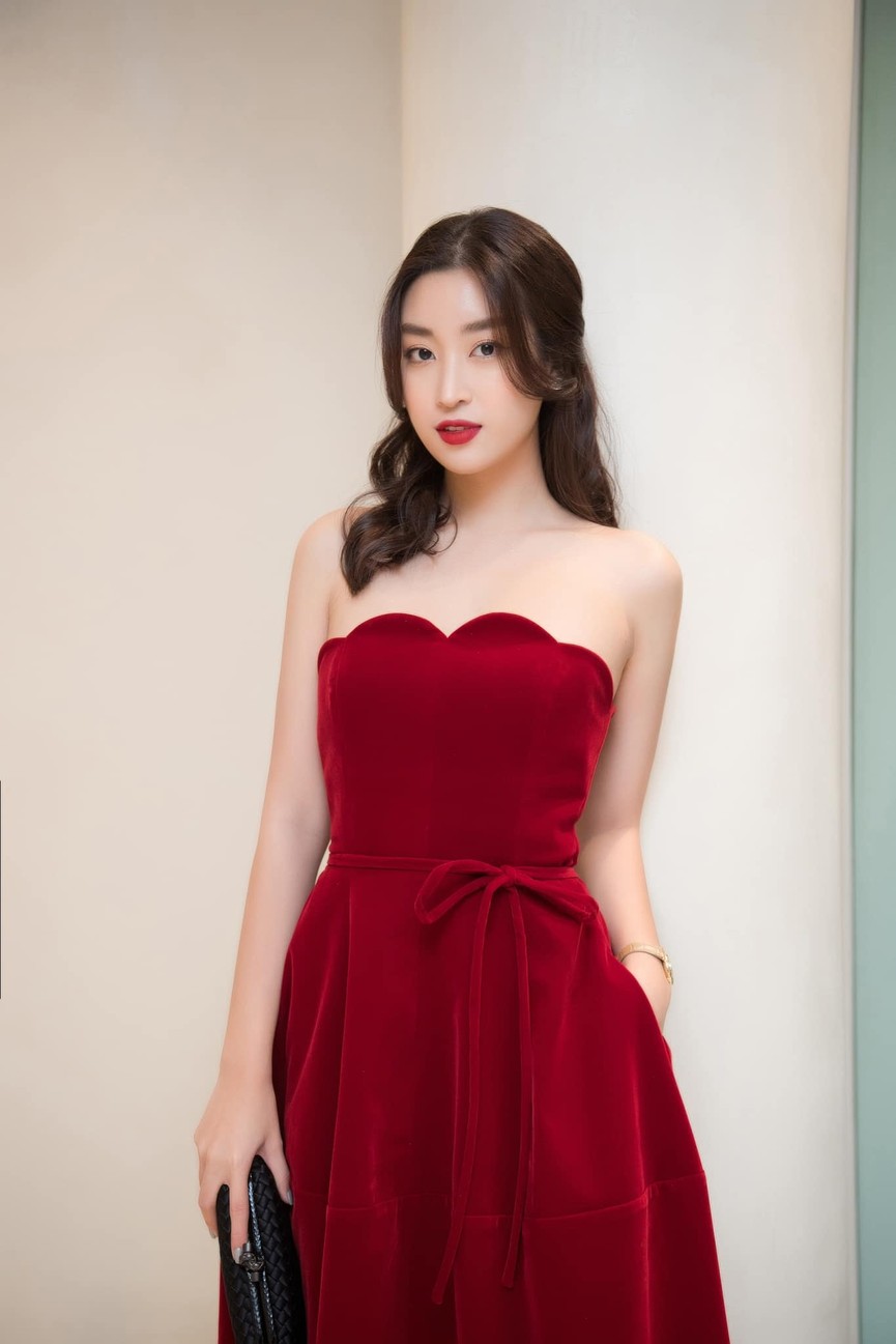 Đỗ Mỹ Linh, Lương Thuỳ Linh đọ sắc với váy áo nóng bỏng - ảnh 1
