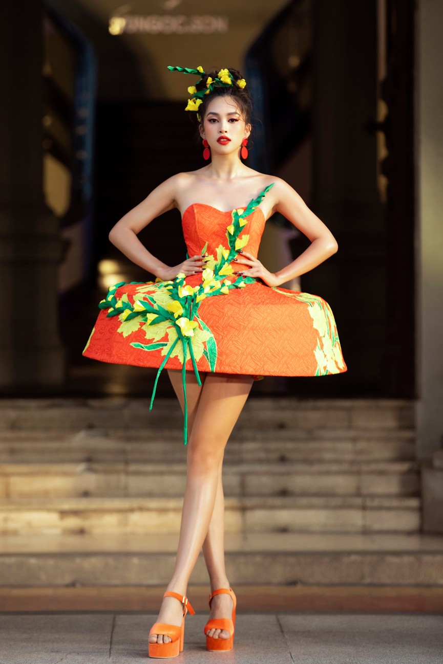 Hoa hậu Tiểu Vy diện váy dáng phồng lạ mắt, khoe chân dài cực gợi cảm trên sàn catwalk - ảnh 2