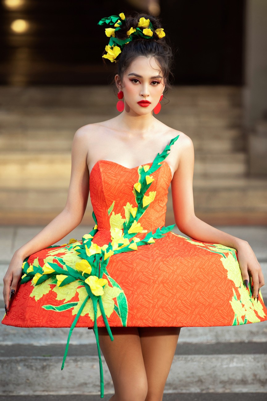 Hoa hậu Tiểu Vy diện váy dáng phồng lạ mắt, khoe chân dài cực gợi cảm trên sàn catwalk - ảnh 3