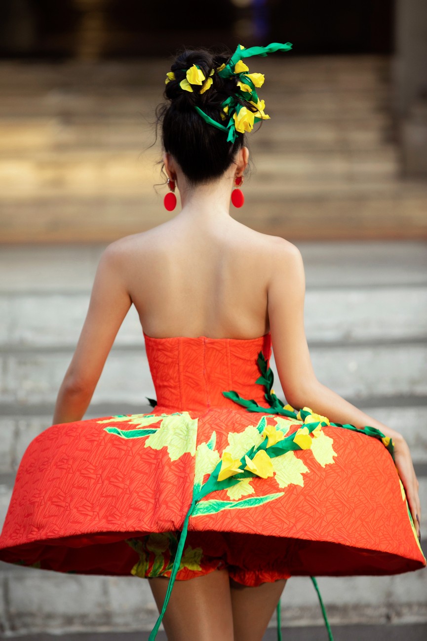 Hoa hậu Tiểu Vy diện váy dáng phồng lạ mắt, khoe chân dài cực gợi cảm trên sàn catwalk - ảnh 7