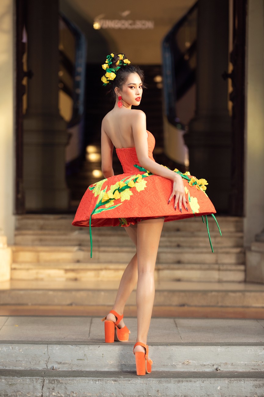 Hoa hậu Tiểu Vy diện váy dáng phồng lạ mắt, khoe chân dài cực gợi cảm trên sàn catwalk - ảnh 6