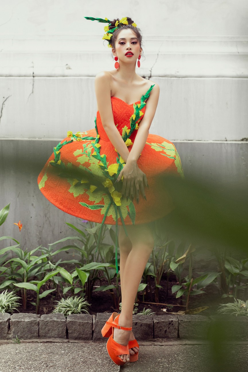 Hoa hậu Tiểu Vy diện váy dáng phồng lạ mắt, khoe chân dài cực gợi cảm trên sàn catwalk - ảnh 11