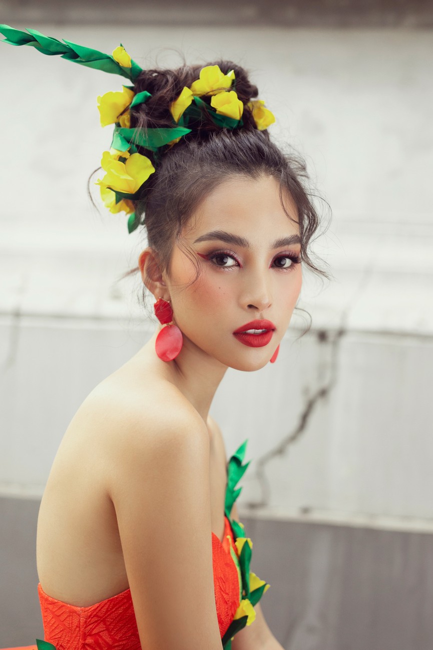 Hoa hậu Tiểu Vy diện váy dáng phồng lạ mắt, khoe chân dài cực gợi cảm trên sàn catwalk - ảnh 12