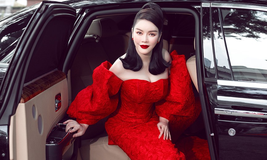 Lỹ Nhã Kỳ khoe vòng một nóng bỏng, ngồi xế hộp 40 tỷ đi xem thời trang - ảnh 2