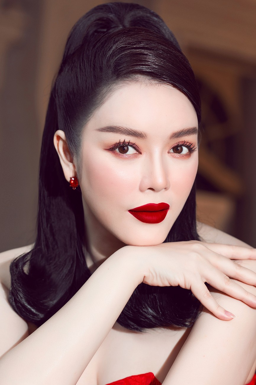 Lỹ Nhã Kỳ khoe vòng một nóng bỏng, ngồi xế hộp 40 tỷ đi xem thời trang - ảnh 9