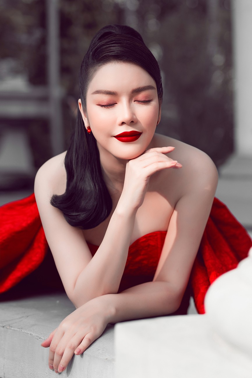 Lỹ Nhã Kỳ khoe vòng một nóng bỏng, ngồi xế hộp 40 tỷ đi xem thời trang - ảnh 8