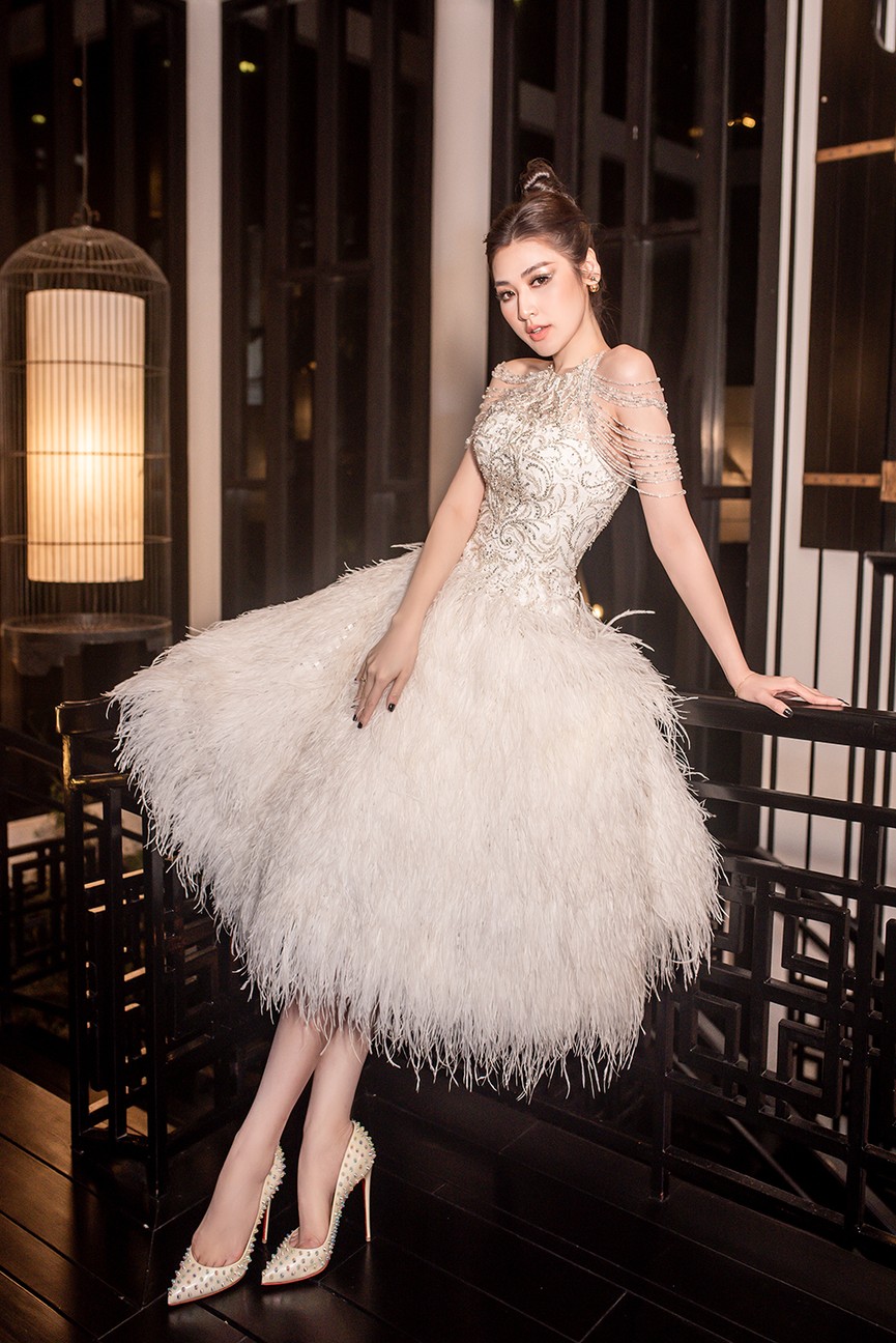 Á hậu Tú Anh diện váy lông vũ cực quyến rũ, đẹp yêu kiều tựa 'thiên nga trắng' - ảnh 3