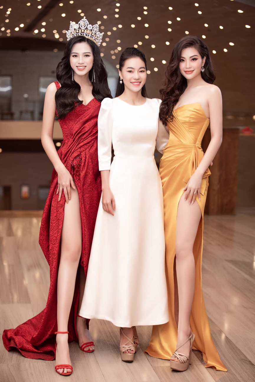 Tiếp tục chinh phục gam màu đỏ, Hoa hậu Đỗ Thị Hà khoe đôi chân 'cực phẩm' - ảnh 4