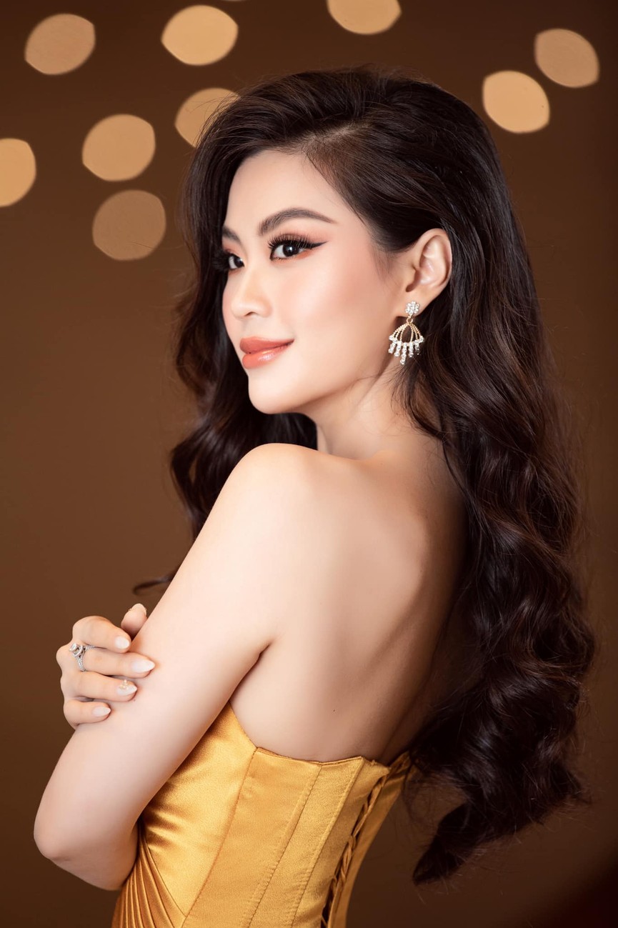 Tiếp tục chinh phục gam màu đỏ, Hoa hậu Đỗ Thị Hà khoe đôi chân 'cực phẩm' - ảnh 6