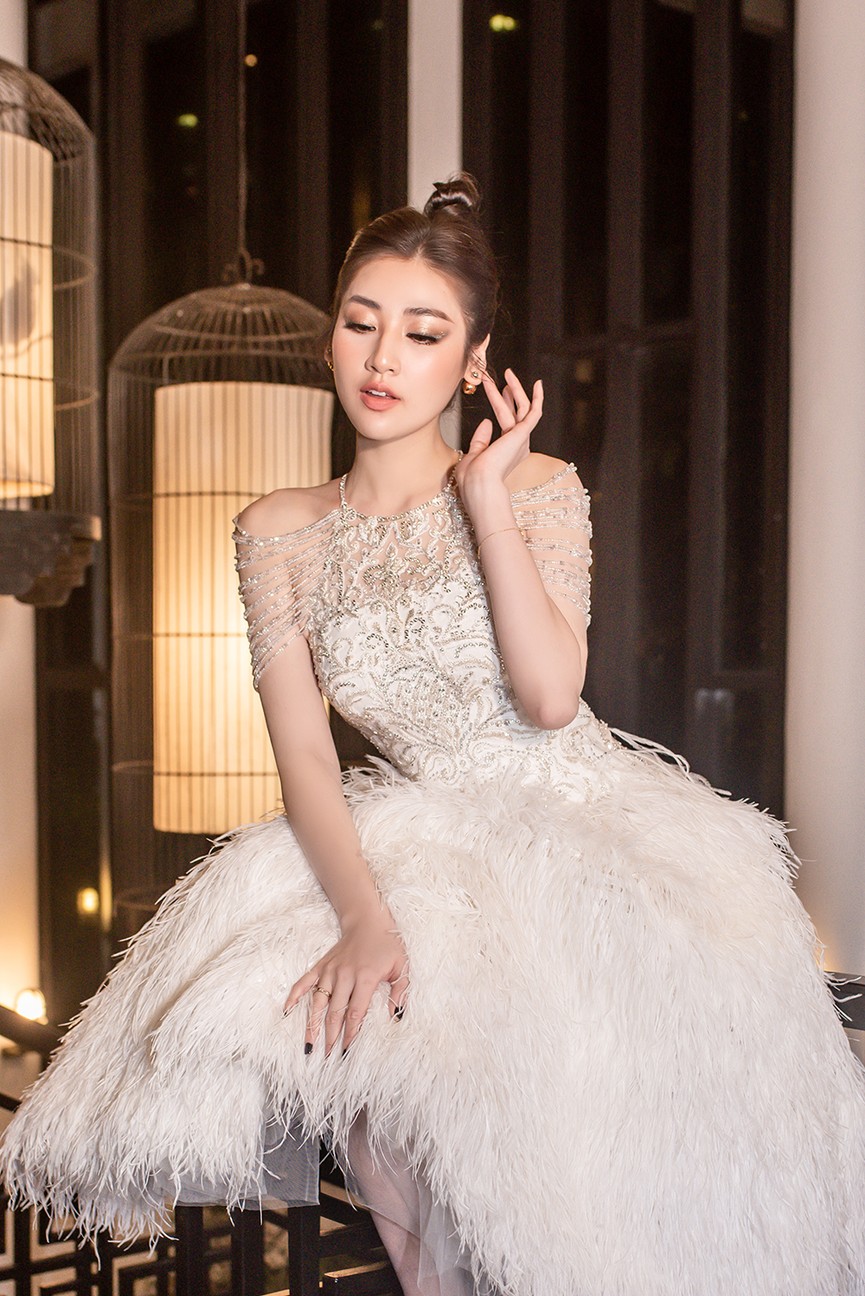 Á hậu Tú Anh diện váy lông vũ cực quyến rũ, đẹp yêu kiều tựa 'thiên nga trắng' - ảnh 5