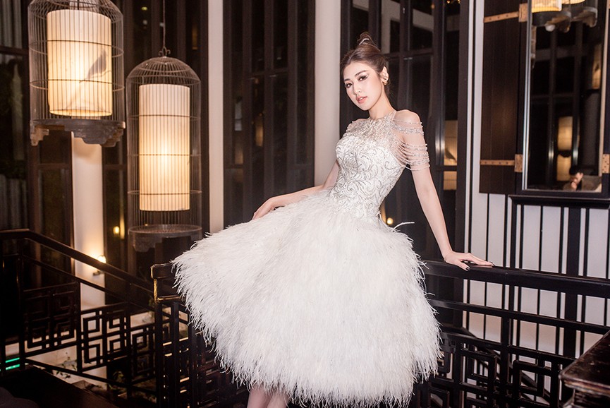 Á hậu Tú Anh diện váy lông vũ cực quyến rũ, đẹp yêu kiều tựa 'thiên nga trắng' - ảnh 4