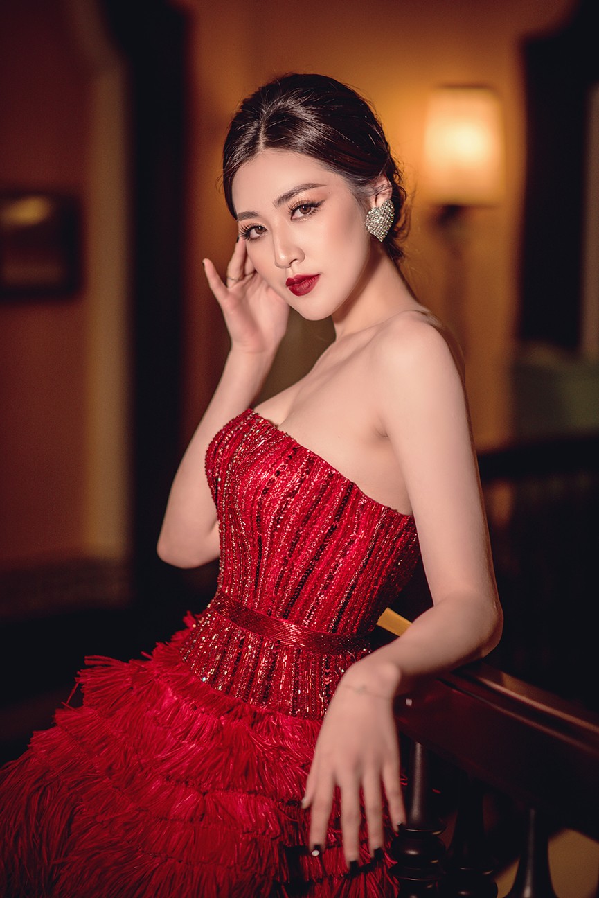 Á hậu Tú Anh diện váy lông vũ cực quyến rũ, đẹp yêu kiều tựa 'thiên nga trắng' - ảnh 9