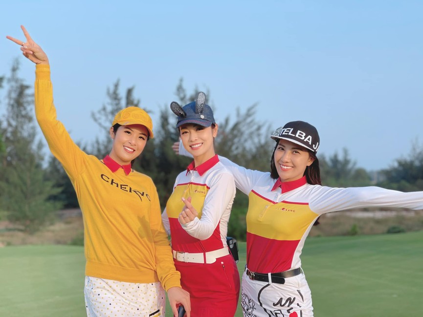 Tiểu Vy mặc giản dị mà 'chất' như fashionista, Khánh Vân khoe vòng một nóng bỏng - ảnh 11