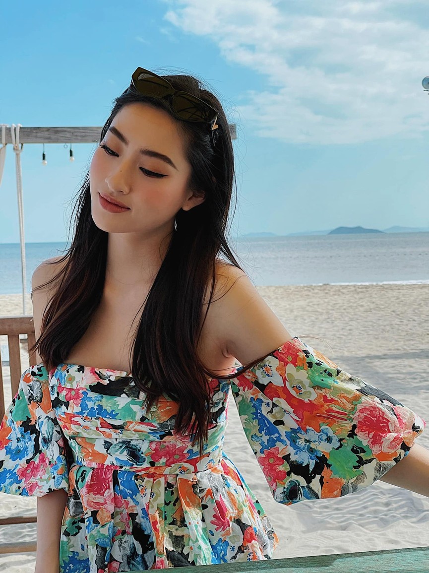 Tiểu Vy mặc giản dị mà 'chất' như fashionista, Khánh Vân khoe vòng một nóng bỏng - ảnh 7