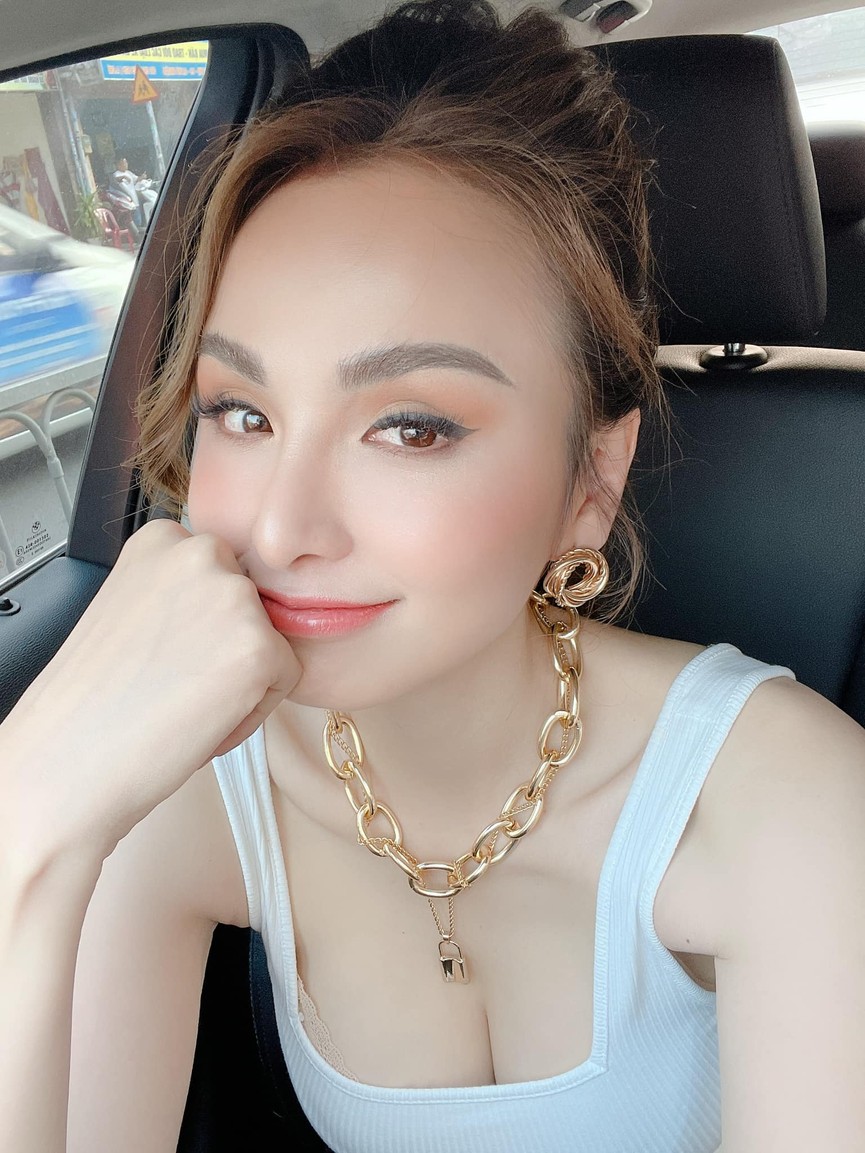 Tiểu Vy mặc giản dị mà 'chất' như fashionista, Khánh Vân khoe vòng một nóng bỏng - ảnh 12