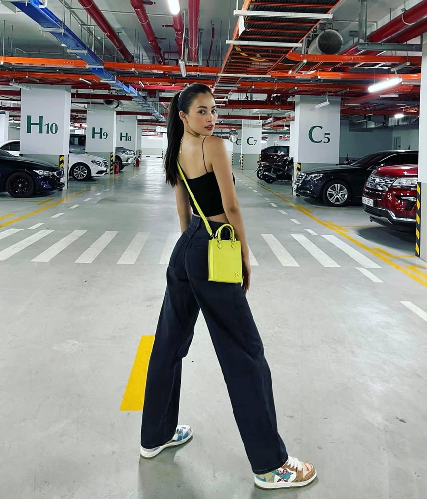 Tiểu Vy mặc giản dị mà 'chất' như fashionista, Khánh Vân khoe vòng một nóng bỏng - ảnh 2