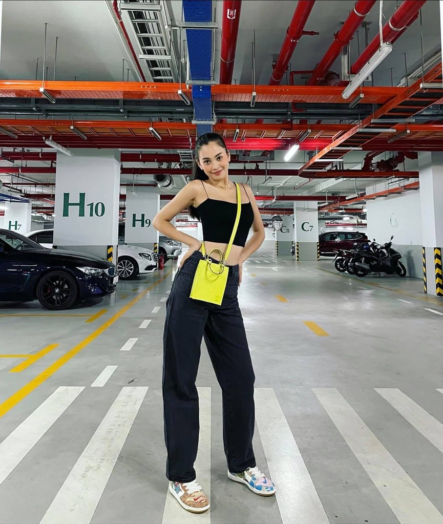 Tiểu Vy mặc giản dị mà 'chất' như fashionista, Khánh Vân khoe vòng một nóng bỏng - ảnh 1