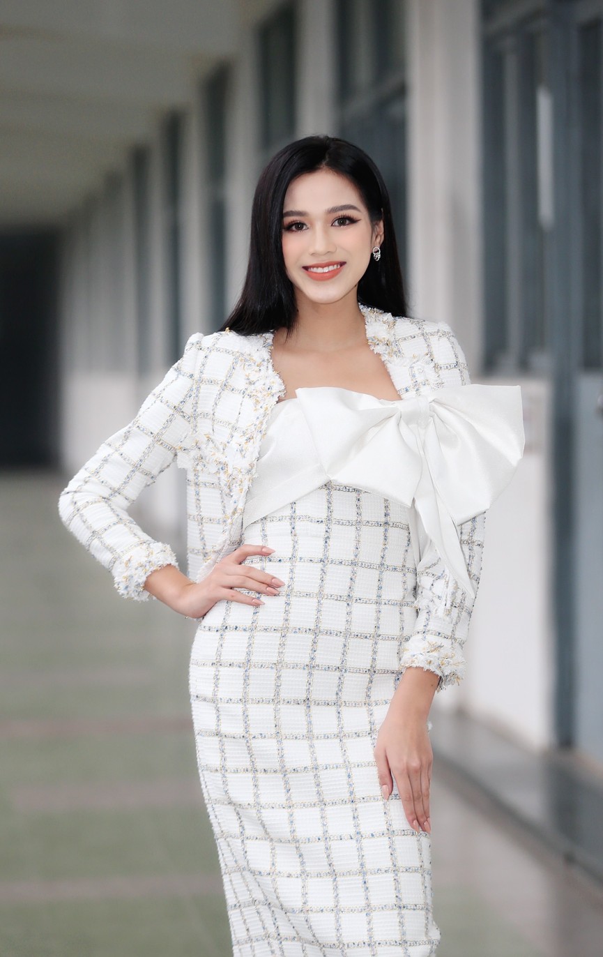 Hoa hậu Đỗ Thị Hà và Á hậu Phương Anh, Ngọc Thảo giản dị vẫn cực xinh đẹp - ảnh 2