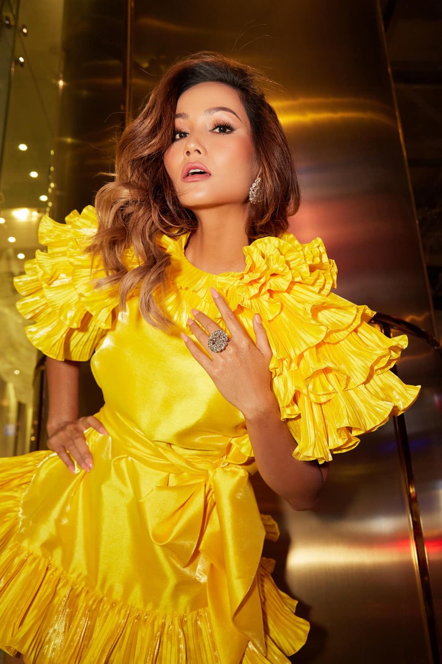 Diện lại sắc vàng từng 'gây bão' ở Miss Universe, H'Hen Niê đẹp rạng rỡ như một đóa hồng - ảnh 2