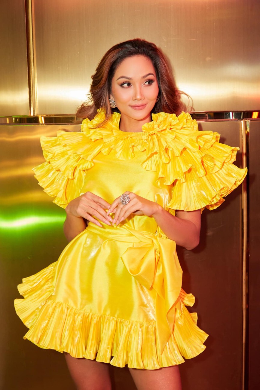 Diện lại sắc vàng từng 'gây bão' ở Miss Universe, H'Hen Niê đẹp rạng rỡ như một đóa hồng - ảnh 3
