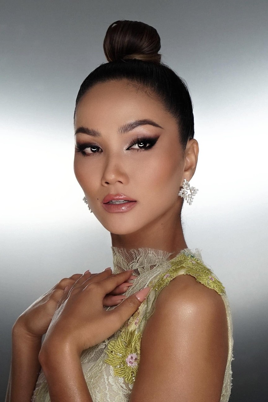 Diện lại sắc vàng từng 'gây bão' ở Miss Universe, H'Hen Niê đẹp rạng rỡ như một đóa hồng - ảnh 7