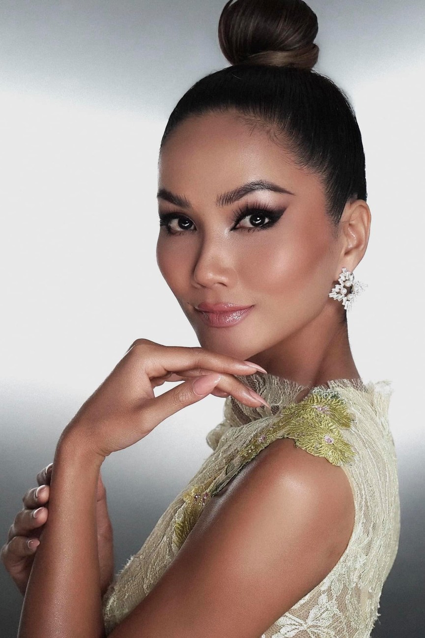 Diện lại sắc vàng từng 'gây bão' ở Miss Universe, H'Hen Niê đẹp rạng rỡ như một đóa hồng - ảnh 8
