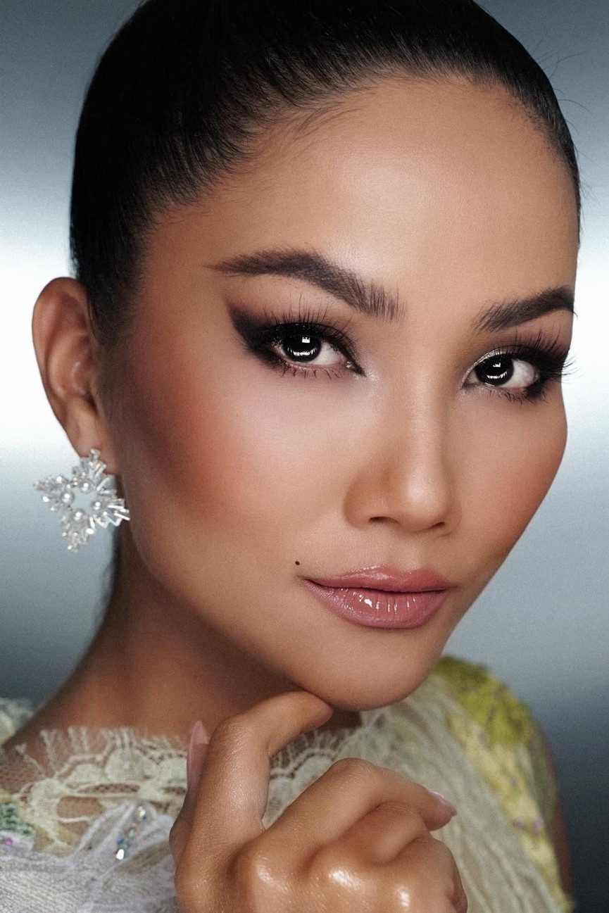 Diện lại sắc vàng từng 'gây bão' ở Miss Universe, H'Hen Niê đẹp rạng rỡ như một đóa hồng - ảnh 9