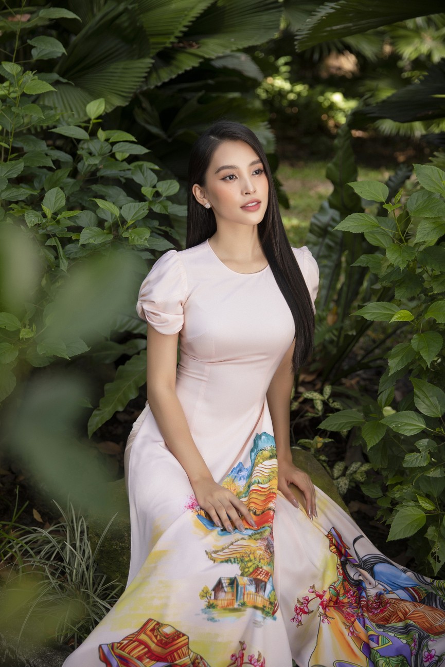 Hoa hậu Tiểu Vy khoe nhan sắc 'cực phẩm', đẹp tựa nàng thơ mùa xuân với áo dài Tết - ảnh 10